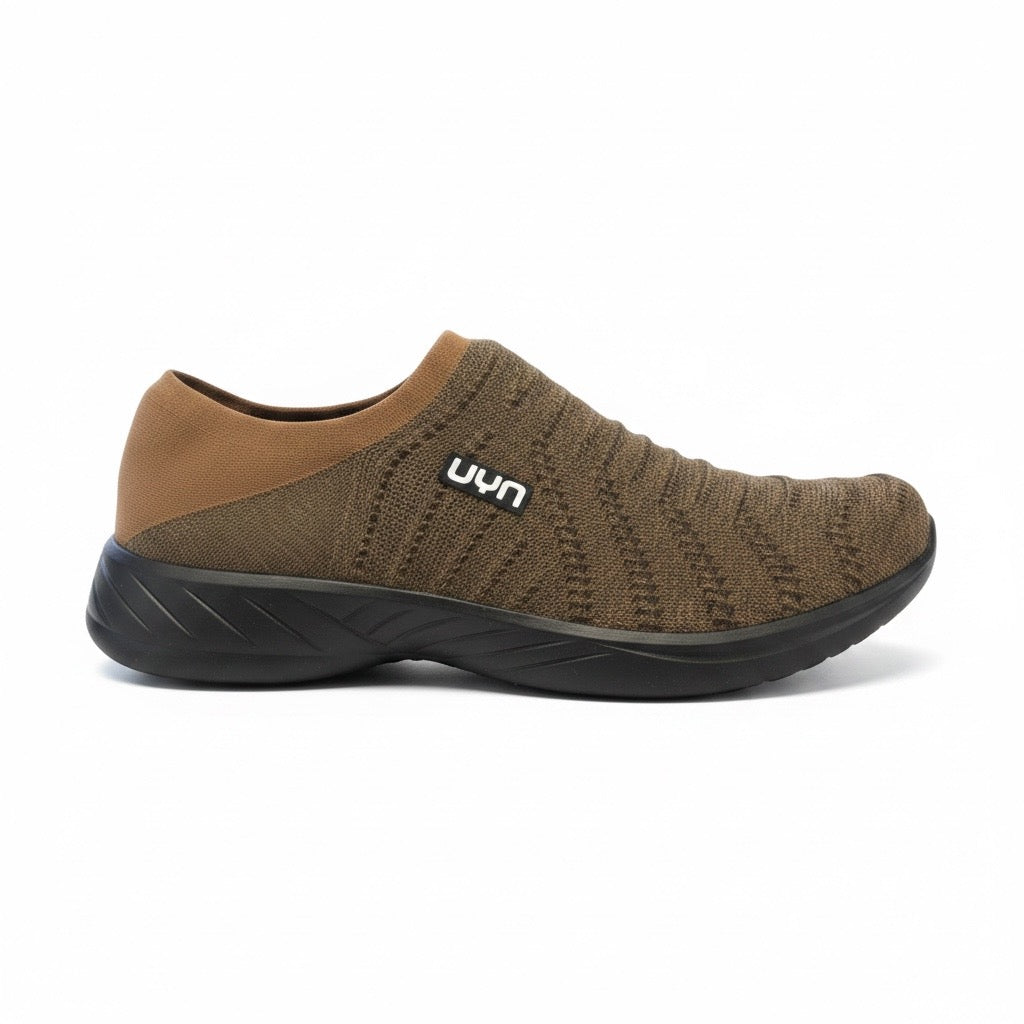 Scarpa con rinforzo posteriore elasticizzato UYN - Marrone