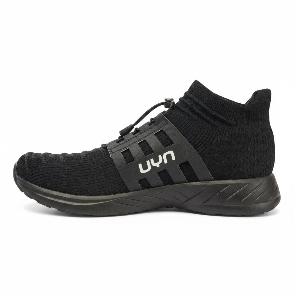 Sneakers nera con laccio clips e rinforzo posteriore elasticizzato UYN